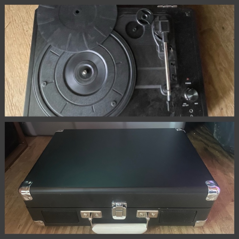 Crosley Voyager  Vintage  Portable Vinyl  Record Player - Bluetooth